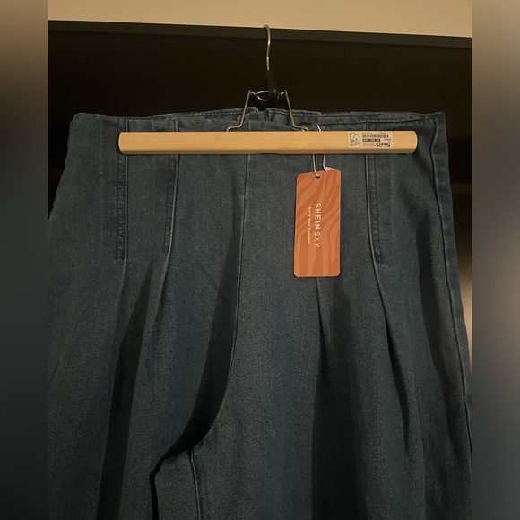 Wide bottom ladies jeans with zip back. Comfy and cute. - Picture 7 of 7